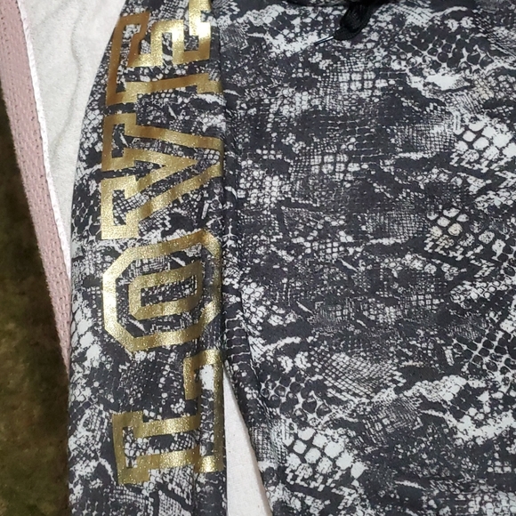 LOVE Blk/White Reptilian Print Cwl Neck Sweatshirt-Long Sleeves w/Gold LOVE-EUC - Picture 9 of 16